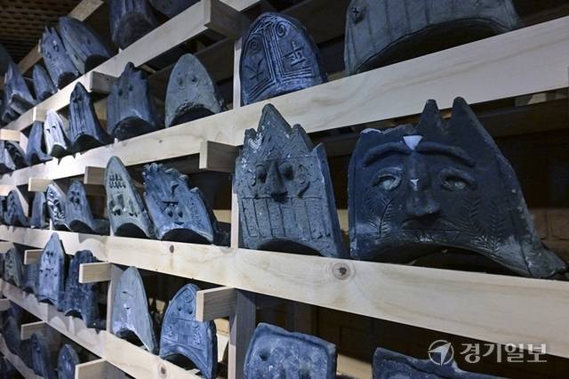 우리나라 전통 한옥 지붕 위에 올리는 기와인 망와를 각양각색의 형태로 전시중인 보름산미술관. 홍기웅기자