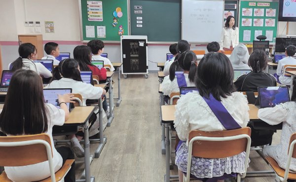 26일 경기도 교육청이 개발한 ‘하이러닝’ 플랫폼을 활용해 ‘Save the Earth!’를 주제로 한 디지털 수업을 진행하고있다. 박화선기자