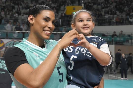 GS칼텍스의 외국인 선수 실바(왼쪽)와 딸 시아나. 사진[연합뉴스]