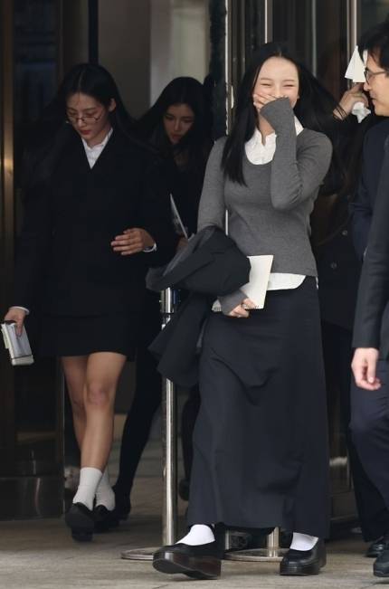 3일 서울중앙지법 민사합의41부는 어도어가 뉴진스 멤버 5인(민지, 하니, 다니엘, 해린, 혜인)을 상대로 제기한 전속계약 유효 확인 소송의 첫 변론기일을 진행했다. 멤버들은 출석하지 않았고, 양측 대리인들만 참석한 가운데 재판이 열렸다. 사진=연합뉴스