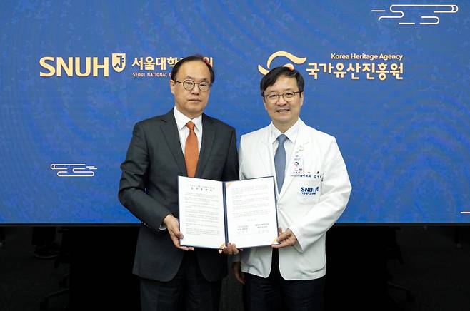 3일 서울대병원 대한의원에서 열린 국가유산진흥원과 서울대학교병원의 업무협약식 모습. 왼쪽부터 최영창 국가유산진흥원장, 김영태 서울대학교병원장. / 사진 = 국가유산진흥원 제공