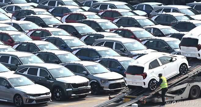 3일 경기도 평택항 자동차 전용부두 앞에 수출용 차량을 실은 카캐리어가 대기하고 있다.   도널드 트럼프 대통령이 미국 이외 지역에서 생산된 자동차 및 자동차 주요 부품에 부과하기로 결정한 25% 관세가 3일(현지시간·한국시간 3일 오후) 정식 발효 됐다. 2025.04.03. /사진=뉴시스