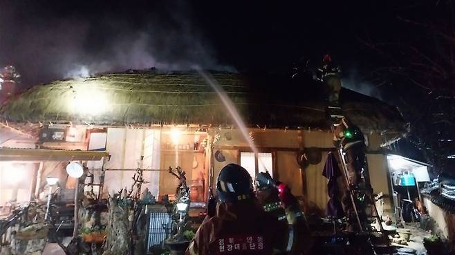 안동 하회마을에서 화재가 발생해 초가집 2채의 지붕 일부가 소실됐다. 소방 당국은 인원과 장비를 투입해 출동 약 50분 만에 큰불을 잡았다. /사진=경북소방본부 제공