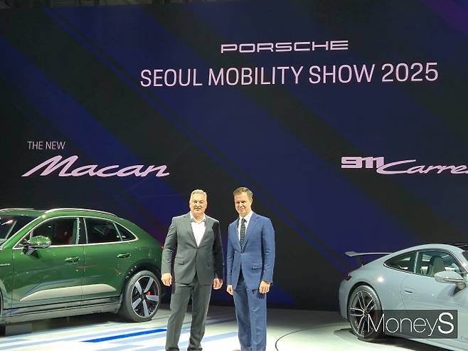 포르쉐코리아가 '2025 서울 모빌리티쇼'에서 신형 911 모델을 국내 최초로 선보였다./사진=김이재 기자