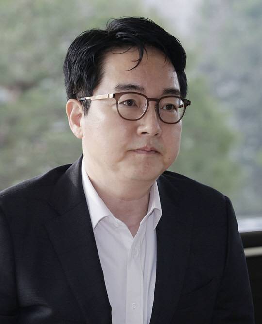 심우정 검찰총장이 25일 서울 서초구 대검찰청으로 출근하고 있다.한정애 더불어민주당 의원은 심 총장 자녀에 대한 특혜 채용 의혹을 제기했고 이에 대해 외교부는 채용 절차가 공정하게 진행됐다고 해명했다. 뉴시스