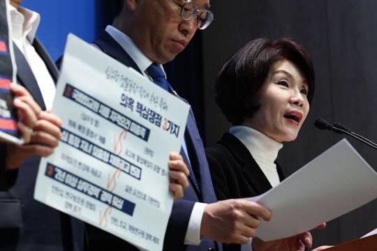 [한정애 더불어민주당 의원을 비롯한 심우정 검찰총장 자녀 채용비리 진상조사단 의원들이 3일 오전 서울 여의도 국회 소통관에서 기자회견을 열고 심 총장 자녀들에 대한 의혹을 철저히 조사하겠다고 밝히고 있다. 뉴시스