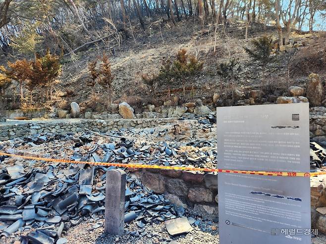 지난 2일 경북 의성 고운사의 석조여래좌상이 있던 터. 석조여래좌상은 불길을 피해 안전한 곳에 보관 중이다. 의성=이영기 기자.