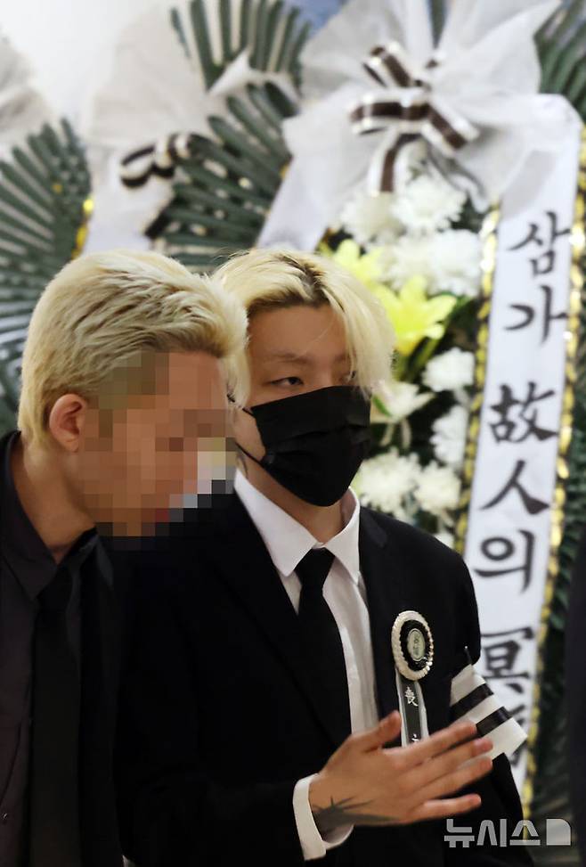 [부산=뉴시스] 하경민 기자 = 2일 부산 해운대구 해운대백병원 장례식장에 마련된 고(故) 장제원 전 국회의원의 빈소에서 고인의 아들 장용준(노엘)이 이동하고 있다. 2025.04.02. yulnetphoto@newsis.com