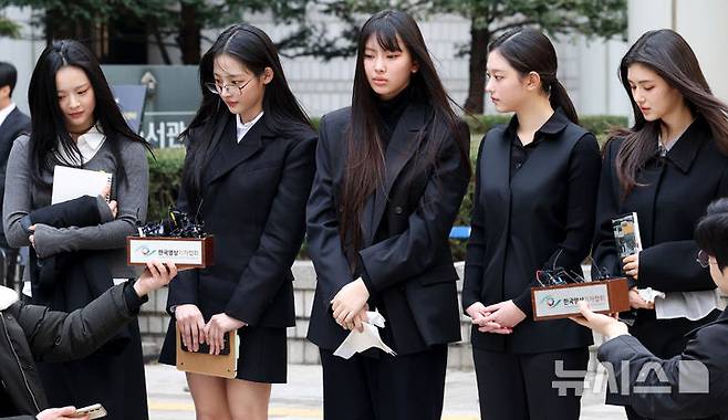 [서울=뉴시스] 추상철 기자 = 걸그룹 뉴진스와 소속사 어도어의 전속계약 분쟁이 3일 본격적으로 시작된다. 사진은 그룹 뉴진스(하니, 민지, 혜인, 해린, 다니엘)가 지난달 7일 오후 서울 서초구 서울중앙지방법원에서 열린 '어도어, 뉴진스 상대 기획사 지위보전 및 광고계약 체결 등 금지 가처분' 심문기일을 마친 후 취재진의 질문에 답변하고 있는 모습. 2025.03.07. scchoo@newsis.com