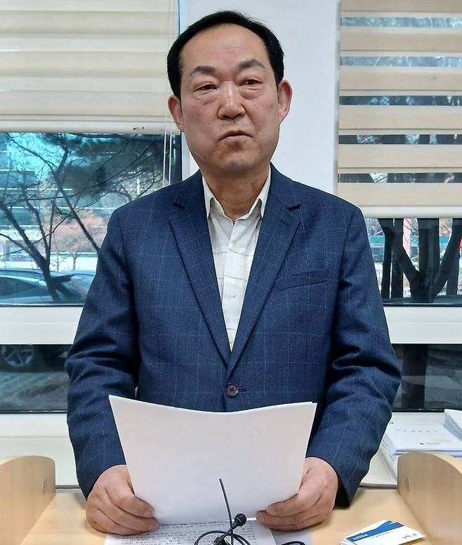 [대전=뉴시스] 조명휘 기자 = 여황현 전 국민의힘 대전시당 노동위원장이 3일 오전 대전시의회에서 기자회견을 열고 이상민 시당위원장에게 4·2보궐선거 유성구 제2선거구 시의원선거 패배책임을 지고 사퇴할 것을 요구하고 있다. 2025.04.03. joemedia@newsis.com *재판매 및 DB 금지