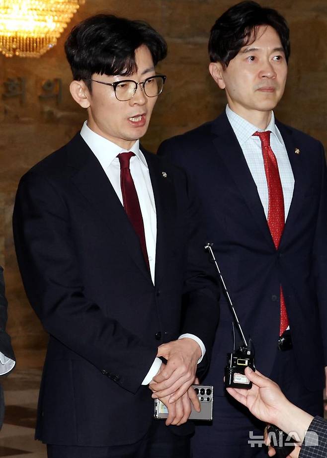 [서울=뉴시스] 조성봉 기자 = 박충권 국민의힘 의원이 2일 오후 서울 여의도 국회 본회의장에서 마은혁 헌법재판관 임명 촉구 결의안 찬성 토론을 하던 강유정 더불어민주당 의원에게 공산주의자라고 발언한 것과 관련해 입장발표를 하고 있다.2025.04.02. suncho21@newsis.com