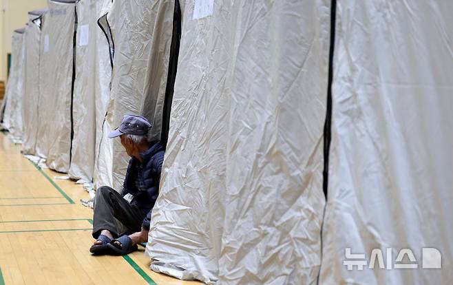 [청송=뉴시스] 이무열 기자 = 최근 영남 지역에서 발생한 대형 산불을 계기로 재난 발생 시 취약 계층으로 꼽히는 고령자들의 안전을 담보할 사회적 장치가 필요하다는 목소리가 나오고 있다. 사진은 27일 경북 청송군 진보문화체육센터 대피소에서 산불을 피해 대피한 어르신이 휴식을 취하고 있다. 2025.03.27. lmy@newsis.com