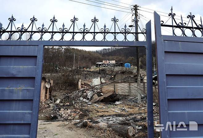 [안동=뉴시스] 이무열 기자 = 최근 영남 지역에서 발생한 대형 산불로 31명이 사망했고 이들 중 29명이 60세 이상 고령층으로 파악됐다. 사진은 29일 경북 안동시 임하면 추목리 한 주택이 산불로 전소돼 있다. 2025.03.29. lmy@newsis.com