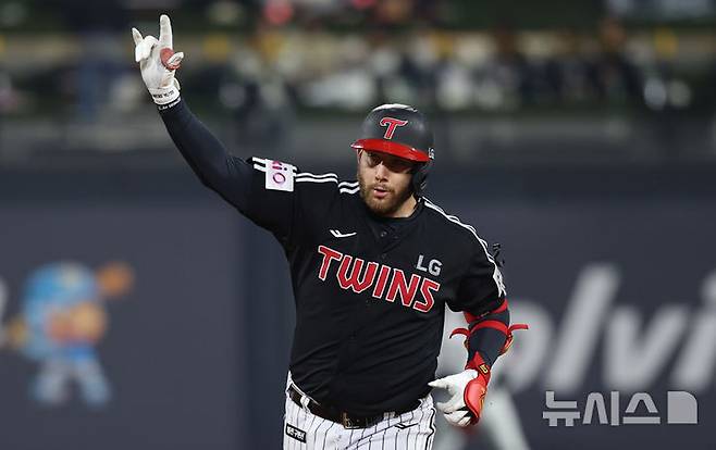 [수원=뉴시스] 추상철 기자 = 지난 2일 오후 경기 수원 케이티위즈파크에서 열린 2025 KBO리그 LG트윈스와 kt 위즈의 경기, 3회초 2아웃 주자 없는 상황에서 LG 오스틴이 홈런을 때린 후 기뻐하고 있다. 2025.04.02. scchoo@newsis.com