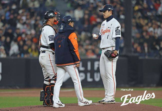 한화 문동주(오른쪽)가 양상문 투수코치와 대화를 나누고 있다. /한화 이글스 제공