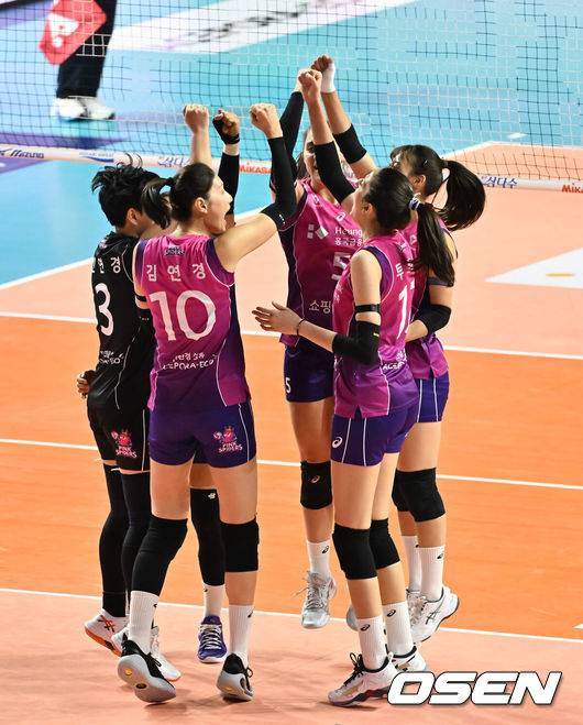 [OSEN=인천, 박준형 기자] 2일 인천 삼산월드체육관에서 프로배구 도드람 2024-2025 V리그 여자부 챔피언결정 2차전 흥국생명과 정관장의 경기가 진행됐다.1차전은 정규리그 1위를 차지한 흥국생명이 승리하며 통합우승을 향해 전진했다.1세트 흥국생명 선수들의 득점에 환호하고 있다 . 2025.04.02 / soul1014@osen.co.kr