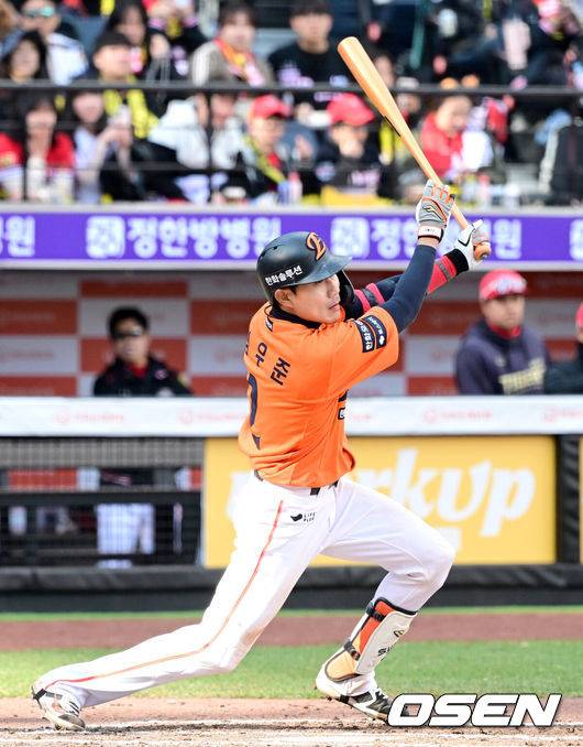 [OSEN=대전, 최규한 기자] 7회말 무사 선두타자로 나선 한화 심우준이 오른쪽 2루타를 날리고 있다. 2025.03.30 / dreamer@osen.co.kr