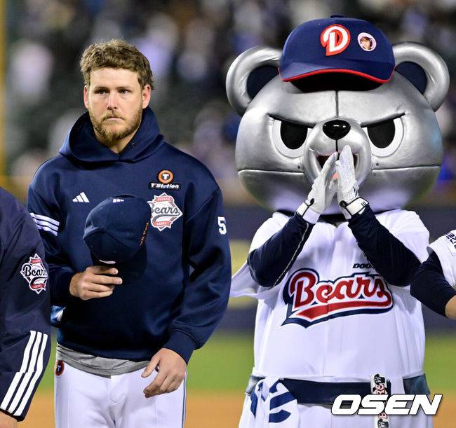 [OSEN=잠실, 조은정 기자]콜어빈과 후라도의 명품 투수전 승자는 강승호의 천금 3루타를 등에 업은 두산 베어스였다.&nbsp;프로야구 두산 베어스는 28일 서울 잠실구장에서 열린 2025 신한 SOL뱅크 KBO리그 삼성 라이온즈와의 시즌 첫 맞대결에서 2-0으로 승리했다.&nbsp;콜어빈이 승리를 기뻐하고 있다. 2025.03.28 /cej@osen.co.kr