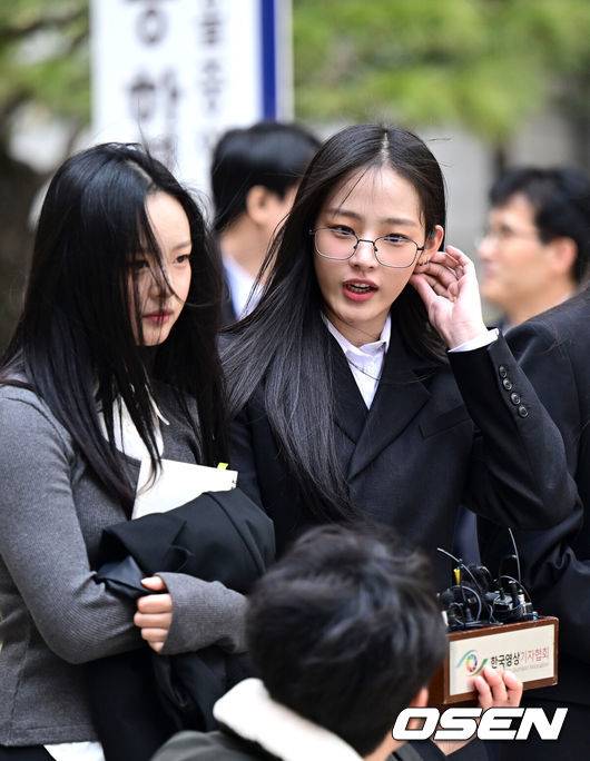 [OSEN=최규한 기자] 7일 서울 서초동 서울중앙지방법원에서 어도어가 뉴진스(NJZ) 멤버 5명을 상대로 낸 '기획사 지위보전과 광고 계약 체결 금지 가처분' 사건의 첫 심문기일이 진행됐다.이날 뉴진스(NJZ) 멤버 민지, 하니, 다니엘, 해린, 혜인 모두 직접 법원에 출석했다.&nbsp;뉴진스(NJZ) 멤버 하니와 민지가 법원을 나서며 취재진에게 입장을 전하고 있다. 2025.03.07 / dreamer@osen.co.kr