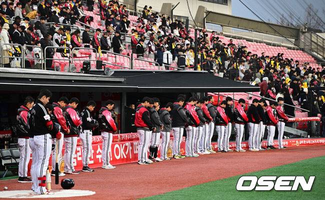 [OSEN=수원, 최규한 기자] 2일 오후 경기도 수원 KT위즈파크에서 ‘2025 신한 SOL Bank KBO리그’ KT 위즈와 LG 트윈스의 경기가 열렸다. 홈팀 KT는 오원석, 방문팀 LG는 엘리에이저 에르난데스를 선발로 내세웠다. 경기 시작을 앞두고 지난달 29일 창원NC파크 구조물 추락 사고로 세상을 떠난 팬을 추모하기 위해 양 팀 선수단과 관중들이 묵념을 하고 있다. 2025.04.02 / dreamer@osen.co.kr