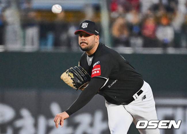 [OSEN=부산, 이석우 기자] 28일 부산 사직야구장에서 2025 신한 SOL 뱅크 KBO 리그 롯데 자이언츠와 KT 위즈의 경기가 열렸다. 홈팀 롯데는 반즈가 선발로 출전하고, 방문팀 KT는 헤이수스가 선발로 출전했다. KT 위즈 선발 투수 헤이수스가 역투하고 있다. 2025.03.28 / foto0307@osen.co.kr
