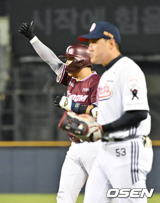 [OSEN=잠실, 박준형 기자] 3일 오후 서울 잠실구장에서 ‘2025 신한 SOL BANK KBO리그’ 두산 베어스와 키움 히어로즈의 경기가 진행됐다. 이날 경기에 두산은 콜어빈을, 키움은 로젠버그를 선발투수로 내세웠다.7회초 무사 3루 키움 김동헌이 1타점 적시타를 날린뒤 세리머니를 하고 있다.  2025.04.03 / soul1014@osen.co.kr
