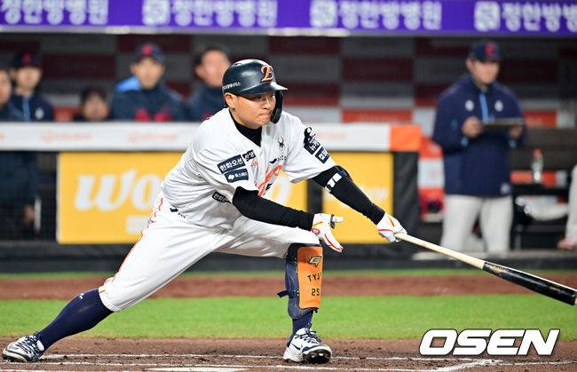 [OSEN=대전, 민경훈 기자] 3일 오후 대전한화생명볼파크에서 ‘2025 신한 SOL Bank KBO리그’ 한화 이글스와 롯데 자이언츠의 경기가 열렸다.홈팀 한화는 폰세를, 어웨이팀 롯데는 나균안을 선발로 내세웠다.6회말 1사 주자 1루 한화 김태연이 우중간 안타를 때리고 있다. 2025.04.03 / rumi@osen.co.kr