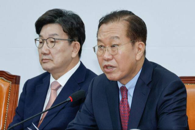 국민의힘&nbsp;권영세 비상대책위원장(오른쪽)이 3일&nbsp;국회에서 열린 비상대책위원회의에서 모두 발언을 하고 있다. 뉴스1