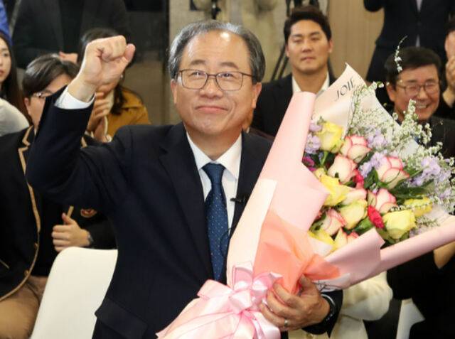 김석준 부산시교육감 당선자가 2일 저녁 부산&nbsp;부산진구 선거사무소에서 당선이 확실시 되자 꽃다발을 받아들고 있다. 뉴스1&nbsp;