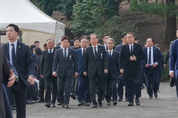 3일 오전 10시 제주4·3평화공원 위령제단·추념광장에서 열린 제77주년 제주4·3희생자 추념식에 한덕수 대통령 권한대행, 오영훈 제주도지사 등 4·3유족회 관계자들이 추도하기 위해 행사장으로 들어오고 있다. 제주도 제공