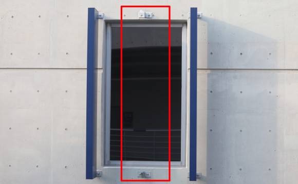 창원NC파크 외장 마감자재 낙하 사고 현장 - 지난달 29일 경남 창원시 마산회원구 창원NC파크에서 NC 다이노스와 LG 트윈스 경기 중 3루 방향 건물에 설치된 외장 마감 자재(알루미늄 소재 루버)가 낙하해 관람객을 덮쳤다. 이 사고로 A씨가 치료받다가 숨졌고, A씨 동생은 쇄골이 부러져 치료 중이다. 사진은 31일 창원NC파크 마감 자재가 낙하한 건물. 2025.3.31 연합뉴스