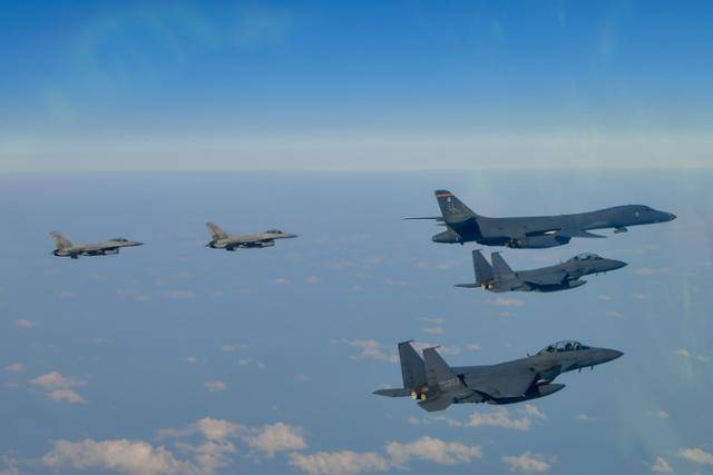 미 전략폭격기 B-1B 랜서가 전개한 가운데 한미 공군이 연합 공중훈련을 실시 하고 있다. 사진 제공=국방부