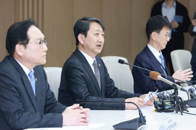 안덕근 산업통상자원부 장관(가운데)이 27일 서울 중구 대한상공회의소 EC룸에서 열린 미국 자동차 관세 부과 관련 민관합동 긴급 대책회의에 참석해 발언하고 있다.연합뉴스