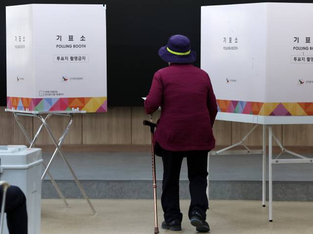 4·2재보궐선거 투표일인 2일 전남 담양군 담양읍 제3투표소가 마련된 전라남도교육청담양도서관에서 유권자가 투표하고 있다. 담양=연합뉴스