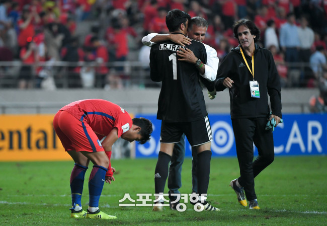 케이로스 전 이란 감독이 2018 러시아월드컵 아시아 예선 한국 원정에서 1-1로 비긴 뒤 아쉬워하는 손흥민 옆에서 골키퍼와 포옹하고 있다. 이석우 기자