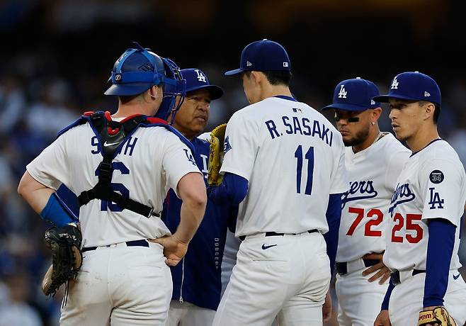 지난달 30일 사사키 로키와 마운드에서 대화하는 데이브 로버츠 LA 다저스 감독. AFP연합뉴스