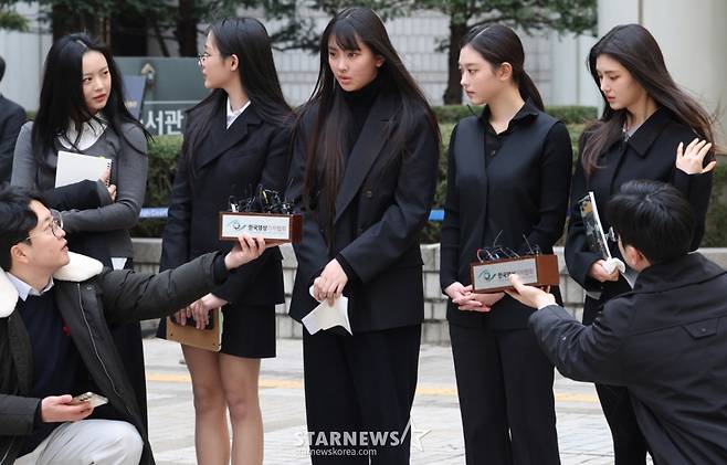 [서울=뉴시스] 추상철 기자 = 그룹 뉴진스(NJZ 하니, 민지, 혜인, 해린, 다니엘)가 7일 오후 서울 서초구 서울중앙지방법원에서 열린 '어도어, 뉴진스 상대 기획사 지위보전 및 광고계약 체결 등 금지 가처분' 심문기일을 마친 후 취재진의 질문에 답변하고 있다. 2025.03.07. scchoo@newsis.com /사진=추상철