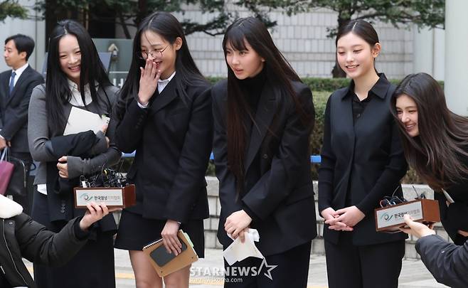 [서울=뉴시스] 추상철 기자 = 그룹 뉴진스(NJZ 하니, 민지, 혜인, 해린, 다니엘)가 7일 오후 서울 서초구 서울중앙지방법원에서 열린 '어도어, 뉴진스 상대 기획사 지위보전 및 광고계약 체결 등 금지 가처분' 심문기일을 마친 후 취재진의 질문에 답변하고 있다. 2025.03.07. scchoo@newsis.com /사진=추상철