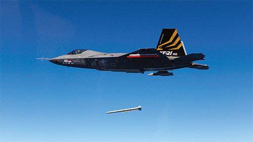 한국 KF-21 전투기에서 ‘미티어’ 공대공미사일 분리 시험을 하고 있다. 방위사업청 제공