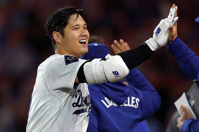 3일 미국 캘리포니아주 로스앤젤레스의 다저스타디움에서 열린 2025 미국프로야구 메이저리그 애틀랜타 브레이브스와 LA 다저스의 경기, 다저스가 오타니 쇼헤이의 끝내기 홈런에 힘입어 6:5 승리를 거두고 개막 8연승을 질주했다. 경기 종료 후 오타니가 동료들과 기쁨을 나누고 있다. AFP 연합뉴스