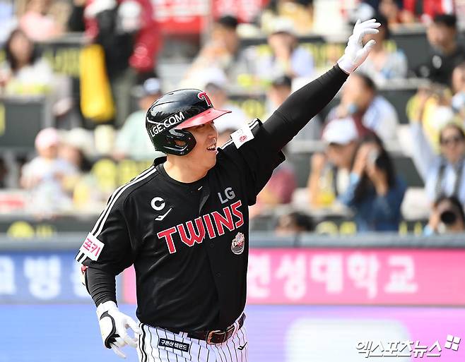 LG 외야수 김현수는 3일 수원 KT위즈파크에서 열린 '2025 신한 SOL Bank KBO 리그' KT와 시즌 두 번째 맞대결에서 8회초 대타로 교체 출전했다. 1사 2,3루에서 구원 투수 우규민 상대 승리에 쐐기를 박는 1타점 2루타를 쳐 팀 승리에 힘을 보탰다. 엑스포츠뉴스 DB