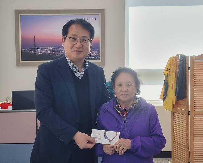 산불피해 성금 전달한 울산 김행자 할머니 [울산시 북구 제공. 재판매 및 DB 금지]