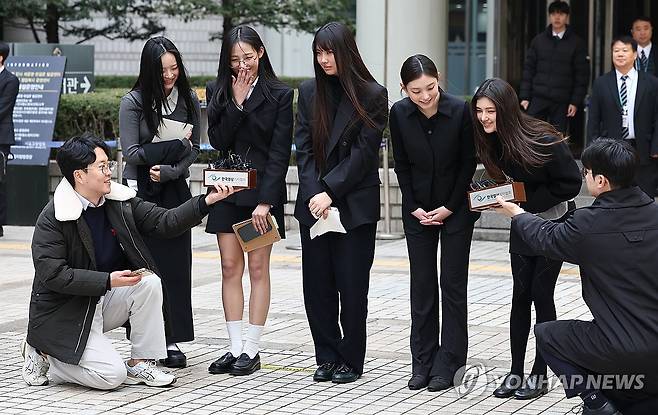 '어도어 활동금지 가처분' 법정출석 마친 뉴진스(NJZ) (서울=연합뉴스) 김인철 기자 = 걸그룹 뉴진스(NJZ)가 7일 서울 서초구 서울중앙지방법원에서 열린 '기획사 지위보전 및 광고계약 체결 등 금지' 가처분 신청의 심문기일을 마친 뒤 법원 청사를 나서며 취재진 질문에 답하고 있다.
    왼쪽부터 하니, 민지, 혜인, 해린, 다니엘. 2025.3.7 yatoya@yna.co.kr