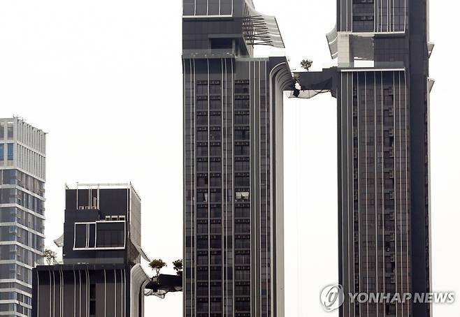 지진으로 건물 연결 다리 끊어진 방콕 콘도 [EPA 연합뉴스 자료사진. 재배포 및 판매 금지]