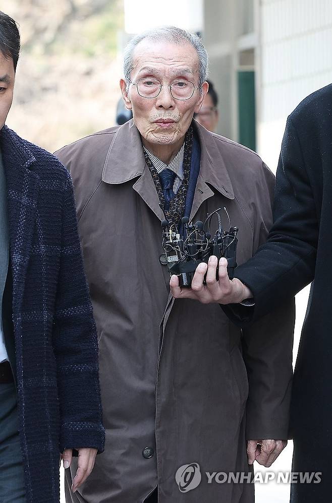 '강제추행 혐의' 배우 오영수 1심서 징역형 집행유예 (성남=연합뉴스) 여성을 강제 추행한 혐의로 기소된 배우 오영수 씨가 지난해 3월 15일 오후 경기도 성남시 수원지방법원 성남지원에서 열린 1심 선고공판을 마치고 나오고 있다. 2024.3.15 [연합뉴스 사진. 재판매 및 DB 금지]