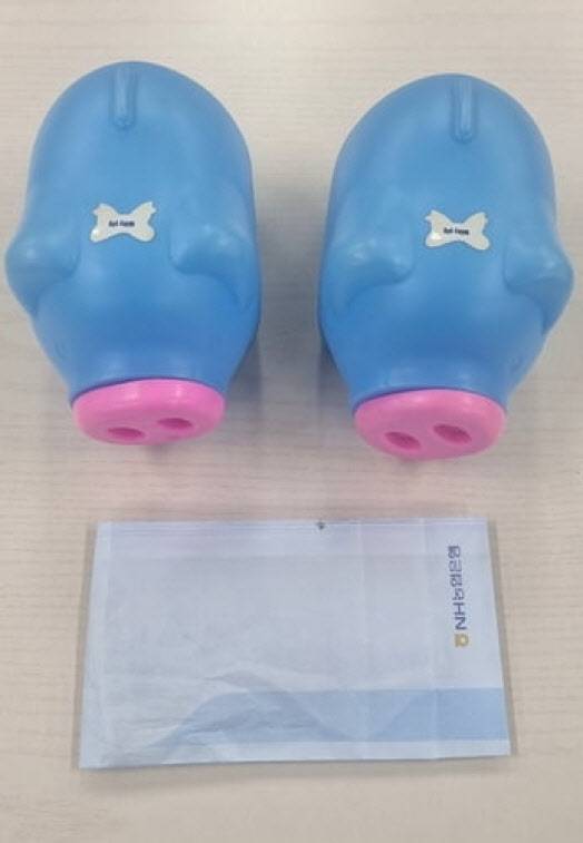 70대 할머니가 의성군청에 전달한 돼지 저금통과 현금 100만 원. (사진=의성군)