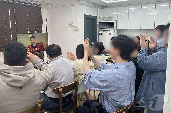 4일 오전 부산 해운대구 한 열린 주민 공간에서 주민들이 윤석열 탄핵 인용이 결정된 뒤 박수를 치고 있다.2025.4.4/뉴스1 ⓒ News1 장광일 기자