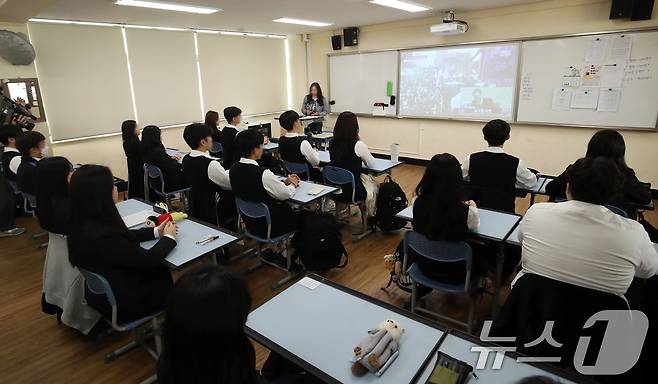 윤석열 대통령 탄핵 심판 선고일인 4일 부산 서구 한 고등학교에서 윤 대통령 탄핵 심판 선고 생중계를 지켜보던 학생이 두 손을 모으고 헌법재판소의 탄핵인용 선고를 지켜보고 있다. 2025.4.4/뉴스1 ⓒ News1 윤일지 기자