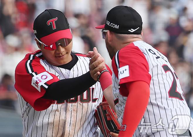 LG 트윈스 문보경(왼쪽)과 오스틴 딘. 2025.3.23/뉴스1 ⓒ News1 김진환 기자