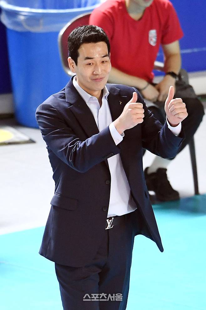 정관장 고희진 감독이 4일 대전 충무체육관에서 열린 2024-2025 V리그 여자부 흥국생명과의 챔피언결정전 3차전에서 선수들의 득점에 엄지를 치켜세우고 있다. 2025. 4. 4. 대전 | 박진업 기자 upandup@sportsseoul.com